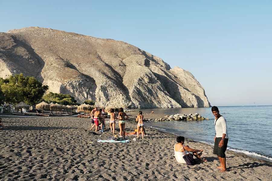 plage noire de Kamari a santorin