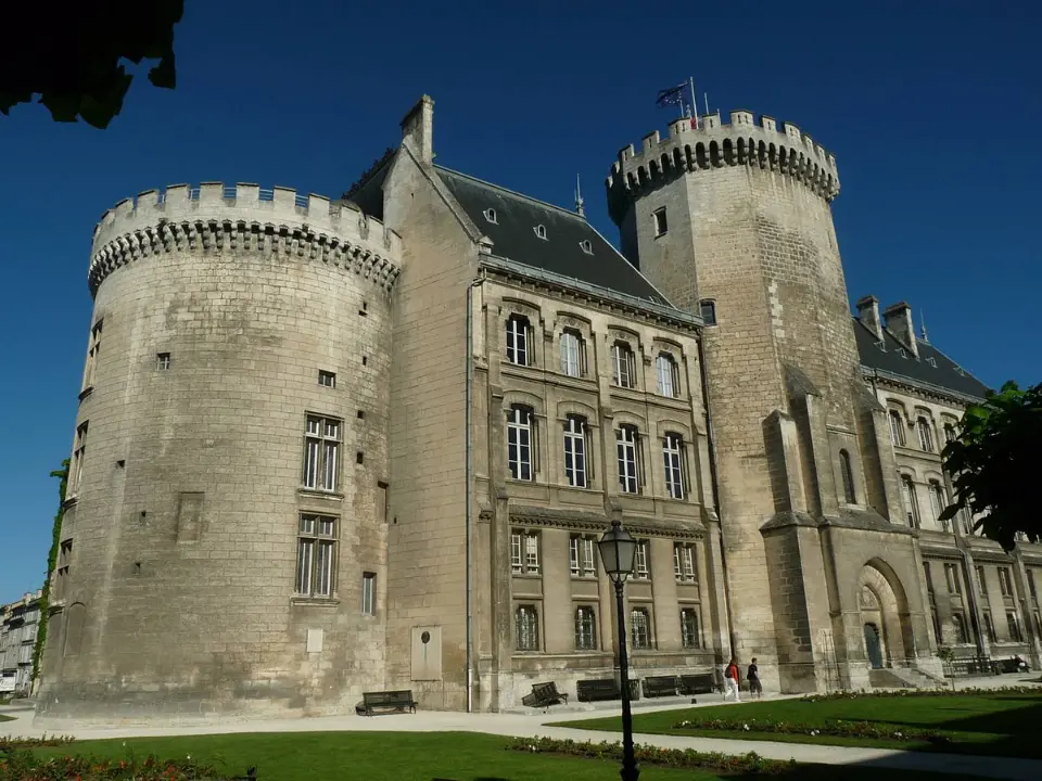 Explorer le Château d'Angoulême