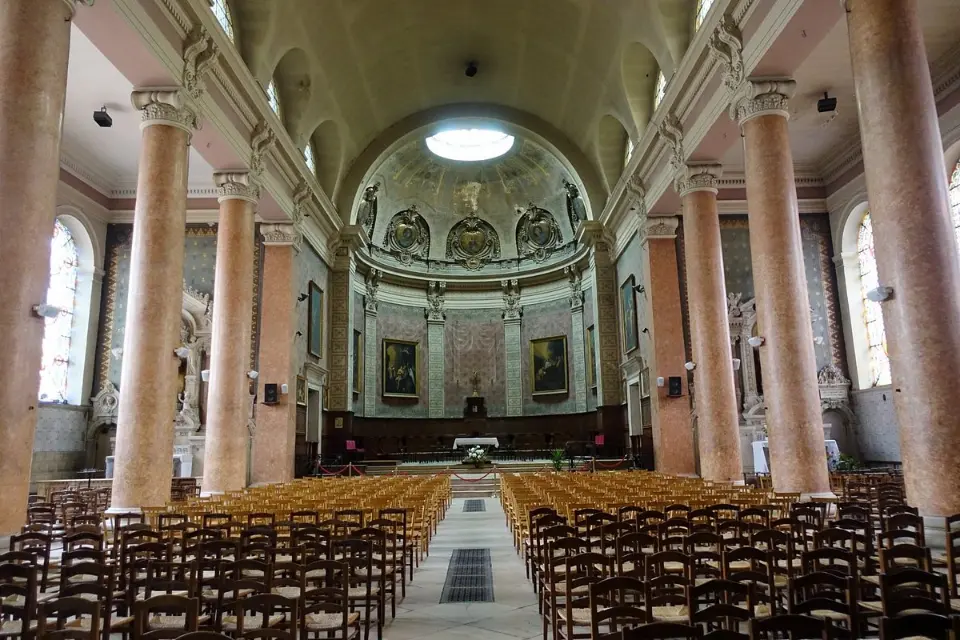 Explorez l'église Saint Pierre et la cathédrale Saint Vincent