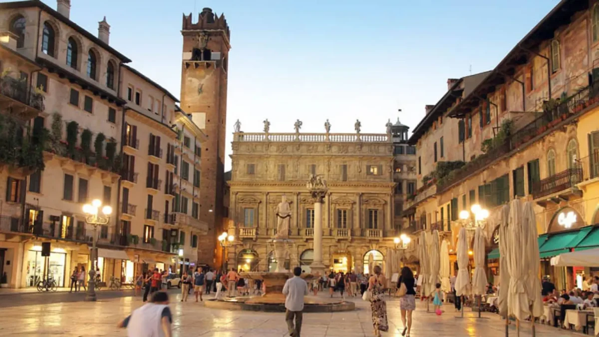 Flâner dans la Piazza delle Erbe, le cœur vibrant de la ville