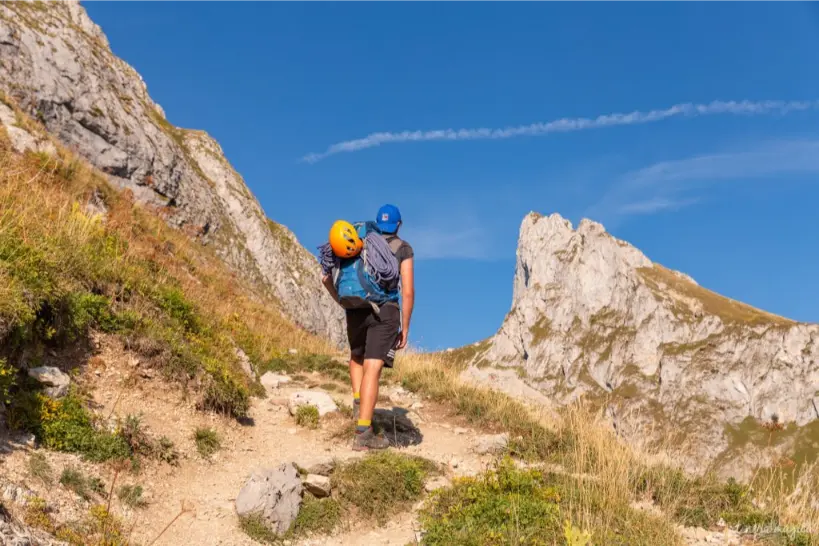 Partir en randonnée dans les montagnes environnantes