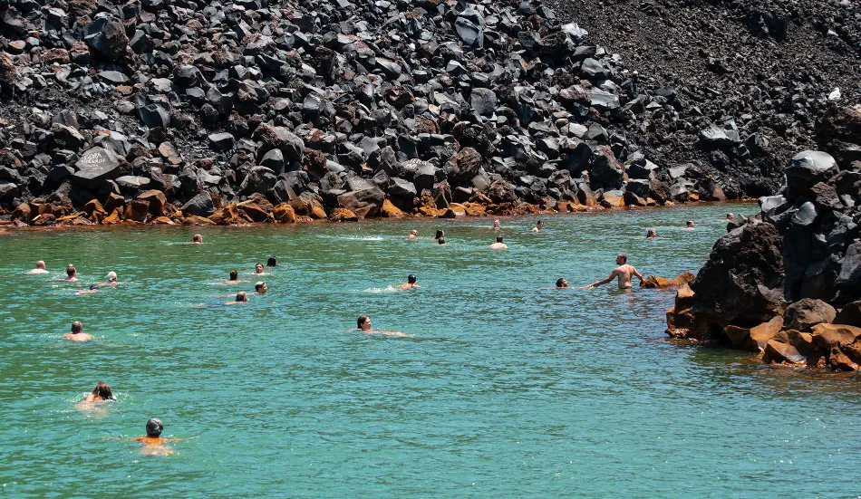 Se baigner dans les eaux thermales de Nea Kameni 1